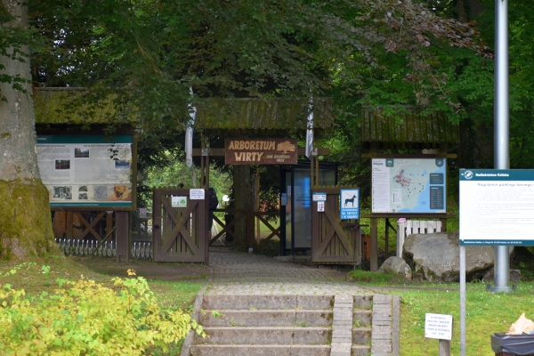 Wejście do arboretum w Wirtach