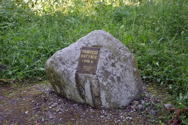 Arboretum w Karnieszewicach - głaz pamięci Katynia