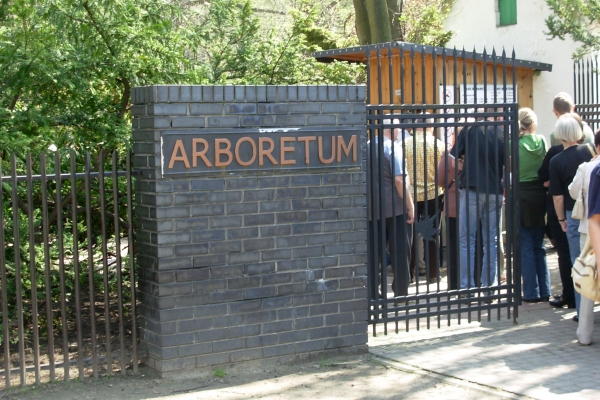 Arboretum w Rogowie - wejście z początku wieku